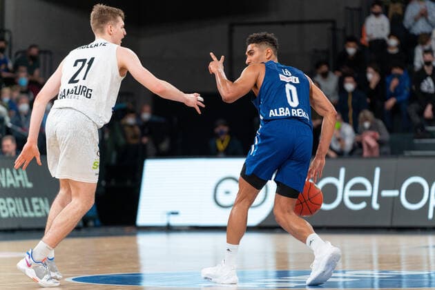 Maodo Lo (ALBA Berlin 0) gegen Justus Hollatz (Hamburg Towers 21) Hamburg Towers vs. ALBA Berlin, Basketball, Bundesliga, Hauptrunde, Spieltag 15, Saison 2021 2022, 02.01.2022 Marcel von Fehrn Hamburg Towers vs. ALBA Berlin, Basketball, Bundesliga, Hauptrunde, Spieltag 15, Saison 2021 2022, 02.01.2022 Hamburg Copyright: xEibnerxPressefoto MarcelxvonxFehrnx EP_MFN