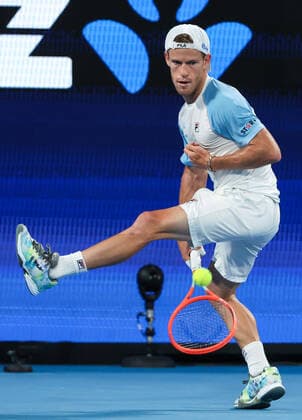 TENNIS ATP, Tennis Herren CUP, Diego Schwartzman of Team Argentina hits a shot between his legs during his match against Stefanos Tsitsipas of Team Greece on day 3 of the ATP Cup tennis tournament at Qudos Arena in Sydney, Monday, January 3, 2022. ( NO ARCHIVING, EDITORIAL USE ONLY, NO USE IN BOOKS WITHOUT CONSENT SYDNEY NSW AUSTRALIA  Copyright: xDAVIDxGRAYx 20220103001610531922