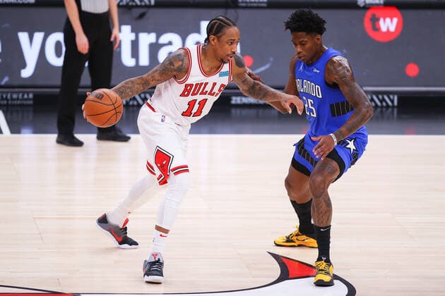 CHICAGO, IL - JANUARY 03: Orlando Magic Forward Admiral Schofield (25) guards Chicago Bulls Forward DeMar DeRozan (11) in action during a NBA, Basketball Herren, USA game between the Orlando Magic and the Chicago Bulls on January 3, 2022 at the United Center in Chicago, IL. (Photo by Melissa Tamez Icon Sportswire) NBA: JAN 03 Magic at Bulls Icon22010328