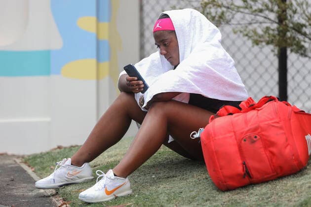 Hailey Baptiste (USA) sitzt weinend auf dem Rasen mit Handtuch ueber dem Kopf und textet auf ihrem Mobiltelefon Handy nach dem verloren Match.Emotion Copyright: xJuergenxHasenkopfx