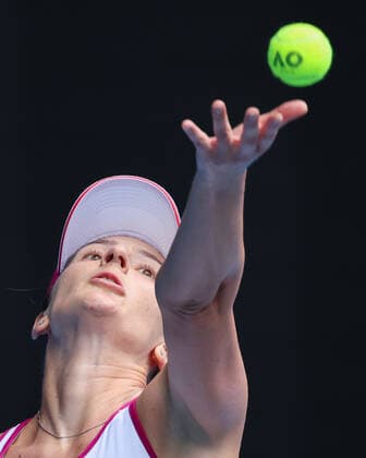 January 4, 2022: Irina-Camelia Begu of Romania in action against Jessica Pegula of the US during their first round women s singles match at the WTA, Tennis Damen Melbourne Summer Set tennis tournament ahead of the Australian Open Grand Slam in Melbourne, Australia. Cal Media. Begu won 76 63 Melbourne Australia - ZUMAc04_ 20220104_zaf_c04_016 Copyright: xSydneyxLowx