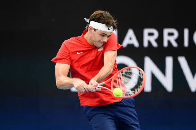 SYDNEY, AUSTRALIA - JANUARY 04: Taylor Fritz of USA plays a backhand during the ATP, Tennis Herren Cup Tennis match between Alexander Zverev of Germany and Taylor Fritz of USA at Ken Rosewall Arena on January 04, 2022 in Sydney, Australia. (Photo by Steven Markham Icon Sportswire) TENNIS: JAN 04 ATP Cup Sydney Icon2201040092