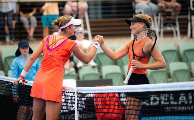 January 4, 2022, ADELAIDE, AUSTRALIA: Shelby Rogers of the United States & Maddison Inglis of Australia in action during the first round of the 2022 Adelaide International WTA, Tennis Damen 500 tennis tournament ADELAIDE AUSTRALIA - ZUMAa181 20220104_zaa_a181_046 Copyright: xRobxPrangex