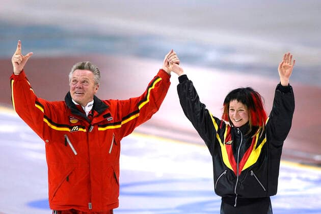 PECHSTEIN Claudia Team GER mit Trainer FRANKEN Joachim 1.Platz 5000m der Frauen Weltrekord Eisschnelllauf Team GER Olympiasiegerin Olympische Winterspiele 2002 Salt Lake City USA am 11. 02. 2002 in Salt Lake City *** PECHSTEIN Claudia Team GER with coach FRANKEN Joachim 1 place 5000m womens world record speed skating team GER Olympic Winter Games 2002 Salt Lake City USA on 11 02 2002 in Salt Lake City