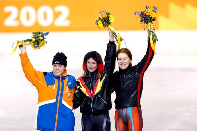 PECHSTEIN Claudia Team GER mit Gretha Smit en Clara Hughes 1.Platz 5000m der Frauen Weltrekord Eisschnelllauf Team GER Olympiasiegerin Olympische Winterspiele 2002 Salt Lake City USA am 11. 02. 2002 in Salt Lake City *** PECHSTEIN Claudia Team GER with Gretha Smit en Clara Hughes 1 place 5000m women world record speed skating team GER Olympic Winter Games 2002 Salt Lake City USA on 11 02 2002 in Salt Lake City