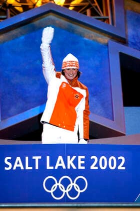 PECHSTEIN Claudia Team GER bei der Siegerehrung 1.Platz 5000m der Frauen Weltrekord Eisschnelllauf Team GER Olympiasiegerin Olympische Winterspiele 2002 Salt Lake City USA am 11. 02. 2002 in Salt Lake City *** PECHSTEIN Claudia Team GER at the award ceremony 1 place 5000m women world record speed skating team GER Olympic Winter Games 2002 Salt Lake City USA on 11 02 2002 in Salt Lake City