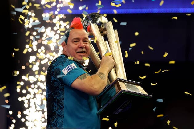 Bilder des Jahres 2022, Sport 01 Januar Sport Themen der Woche KW01 Sport Bilder des Tages 3rd January 2022: Alexandra Palace, London, England: The William Hill World Darts Tournament final between Peter Wright and Michael Smith; Peter Wright celebrates with the PDC World Dart championship final trophy  ActionPlus12353106 ShaunxBrooks