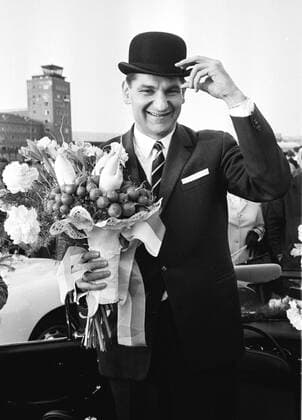 Petar -Radi- RADENKOVIC bei der Rückkehr von TSV 1860 Muenchen aus London vom Europacup-Endspiel 20.05.1965 mit Melonenhut und Radieschenstrauss,Gefeiert trotz Niederlage im Finale des Europapokal der Pokalsieger