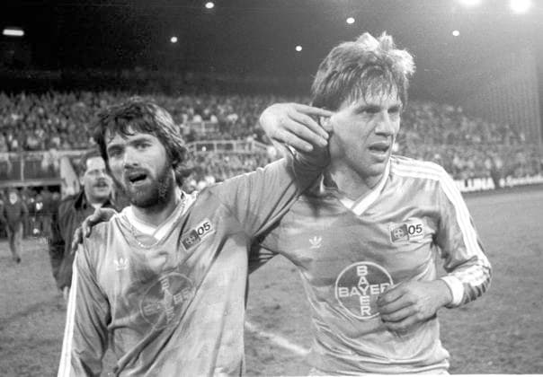 Europapokal der Pokalsieger Bayer Uerdingen - Dynamo Dresden 7:3 19.03.1986 Friedhelm und Wolfgang Funkel (Uerdingen) umarmen sich nach dem Spiel