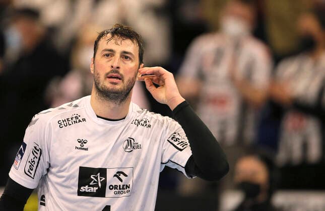 Foto : skeptische Miene bei ... Domagoj Duvnjak (Kiel) Handball Herren am 22.12.2021 1. Liga THW Kiel - TVB Stuttgart 35 - 31