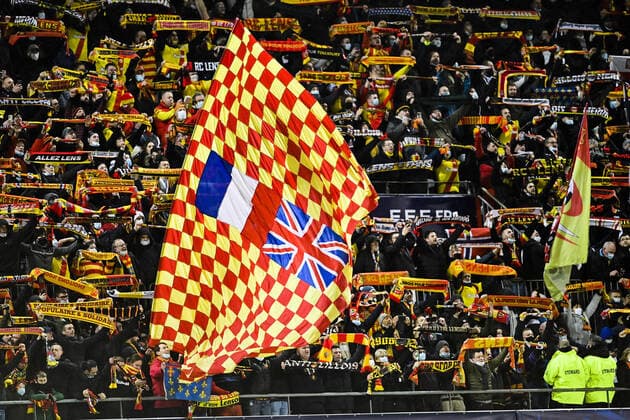 Supporters du RC Lens - Ambiance FOOTBALL : RC Lens vs LOSC - 1 16e coupe de France - 04 01 2022 JBAutissier Panoramic 