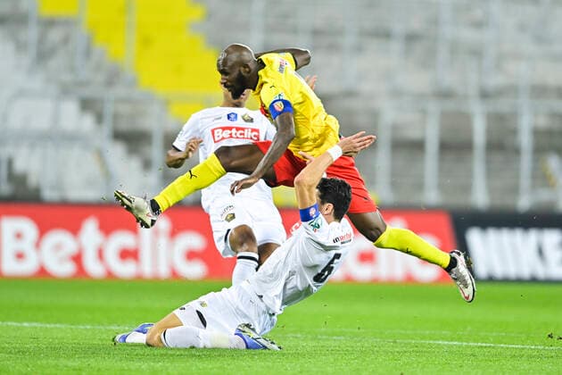 Seko Fofana (RC Lens) vs Jose Fonte (Losc) FOOTBALL : RC Lens vs LOSC - 1 16e coupe de France - 04 01 2022 JBAutissier Panoramic 