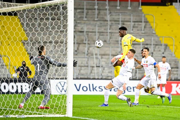Arnaud Kalimuendo (RC Lens) vs Sven Botman (Losc) Ivo Grbic (Losc) FOOTBALL : RC Lens vs LOSC - 1 16e coupe de France - 04 01 2022 JBAutissier Panoramic 