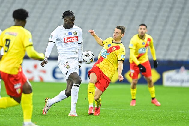 Przemyslaw Frankowski (RC Lens) vs Amadou Onana (Losc) FOOTBALL : RC Lens vs LOSC - 1 16e coupe de France - 04 01 2022 JBAutissier Panoramic 