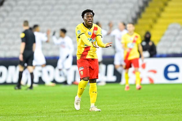 Sport Bilder des Tages Deception des joueurs du RC Lens - Arnaud Kalimuendo (RC Lens) joie des joueurs du LOSc apres le second but de Amadou Onana (Losc) FOOTBALL : RC Lens vs LOSC - 1 16e coupe de France - 04 01 2022 JBAutissier Panoramic 