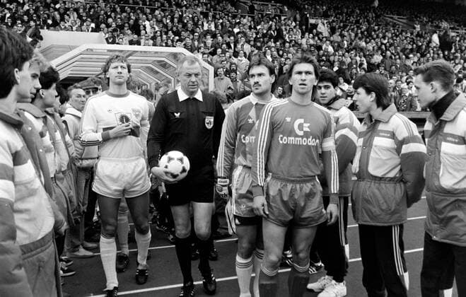 04.03.89 VfB Stuttgart - FC Bayern München Deutschland, Stuttgart, 04.03.1989, Fussball, Bundesliga, VfB Stuttgart - FC Bayern München (1:2): Dieter Pauly (Schiedsrichter).
