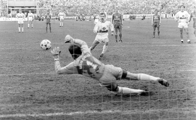 04.03.89 VfB Stuttgart - FC Bayern München Deutschland, Stuttgart, 04.03.1989, Fussball, Bundesliga, VfB Stuttgart - FC Bayern München (1:2): Raimond Aumann (FC Bayern München) hält Elfmeter von Fritz Walter (VfB Stuttgart).