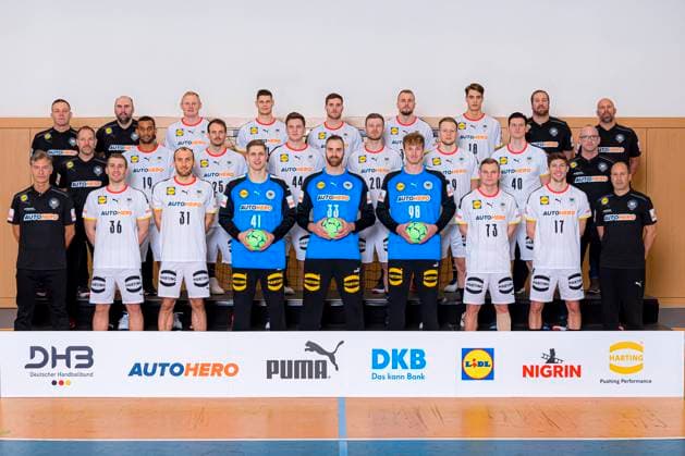 Sport Themen der Woche KW01 Sport Bilder des Tages Grosswallstadt, Deutschland 04. Januar 2022: Herren EHF EM 2022, Media Day, Team- und Portraitfoto Hinten von links: Bundestrainer Alfred Gislason, Co-Trainer Erik Wudtke, Patrick Wiencek, Sebastian Heymann, Johannes Golla, Julius Kühn Kuehn, Julian Köster Koester, Teammanager Oliver Roggisch, DHB-Vorstand Axel Kromer Mitte: Torwarttrainer Mattias Andersson, Djibril M Bengue, Kai Häfner, Christoph Steinert, Philipp Weber, Luca Witzke, Simon Ernst, Mannschaftsarzt Dr. Philip Lübke Vorn: Physiotherapeut Peter Gräschus, Lukas Mertens, Marcel Schiller, Joel Birlehm, Andreas Wolff, Till Klimpke, Timo Kastening, Lukas Zerbe, Physioherapeut Bernd Götzenberger Großwallstadt Bayern Deutschland