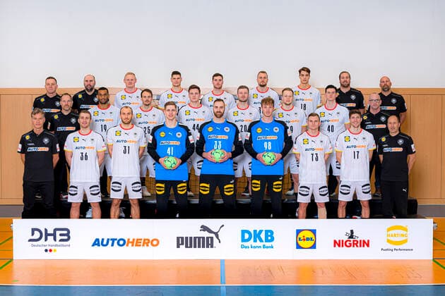 Grosswallstadt, Deutschland 04. Januar 2022: Herren EHF EM 2022, Media Day, Team- und Portraitfoto Hinten von links: Bundestrainer Alfred Gislason, Co-Trainer Erik Wudtke, Patrick Wiencek, Sebastian Heymann, Johannes Golla, Julius Kühn Kuehn, Julian Köster Koester, Teammanager Oliver Roggisch, DHB-Vorstand Axel Kromer Mitte: Torwarttrainer Mattias Andersson, Djibril M Bengue, Kai Häfner, Christoph Steinert, Philipp Weber, Luca Witzke, Simon Ernst, Mannschaftsarzt Dr. Philip Lübke Vorn: Physiotherapeut Peter Gräschus, Lukas Mertens, Marcel Schiller, Joel Birlehm, Andreas Wolff, Till Klimpke, Timo Kastening, Lukas Zerbe, Physioherapeut Bernd Götzenberger Großwallstadt Bayern Deutschland