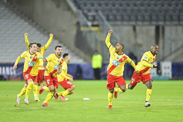 Joie des joueurs du RC Lens apres la seance de tirs aux buts FOOTBALL : RC Lens vs LOSC - 1 16e coupe de France - 04 01 2022 JBAutissier Panoramic 