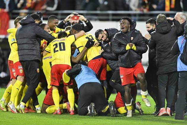 Joie des joueurs du RC Lens apres la seance de tirs aux buts FOOTBALL : RC Lens vs LOSC - 1 16e coupe de France - 04 01 2022 JBAutissier Panoramic 
