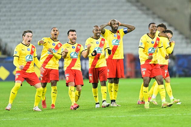 joie des Joueurs Lensois pendant la seance de tirs aux buts apres le penalty de Renato Sanches (Losc) FOOTBALL : RC Lens vs LOSC - 1 16e coupe de France - 04 01 2022 JBAutissier Panoramic 