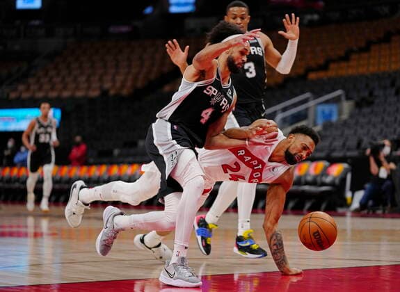 Sport Themen der Woche KW01 Sport Bilder des Tages January 4, 2022, Toronto, ON, Canada: Toronto Raptors centre Khem Birch (24) falls between San Antonio Spurs guard Derrick White (4) and forward Keldon Johnson (3) during first half NBA, Basketball Herren, USA basketball action in Toronto on Tuesday, January 4, 2022. Canada News - January 4, 2022  - ZUMAc35_ 20220104_zaf_c35_048 Copyright: xFrankxGunnx