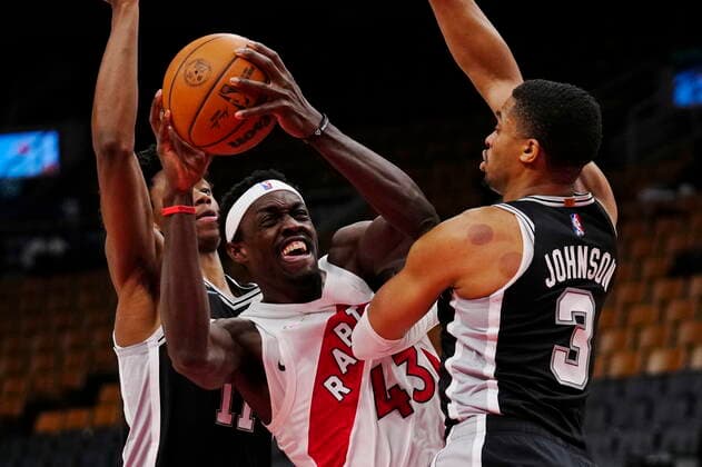 January 4, 2022, Toronto, ON, Canada: Toronto Raptors forward Pascal Siakam (43) tries to get a shot off between San Antonio Spurs guard Joshua Primo (11) and forward Keldon Johnson (3) during first half NBA, Basketball Herren, USA basketball action in Toronto on Tuesday, January 4, 2022. Canada News - January 4, 2022  - ZUMAc35_ 20220104_zaf_c35_049 Copyright: xFrankxGunnx