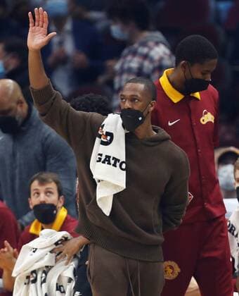 Rajon Rondo (C) Cleveland newly acquired guard to replace injured Cleveland Cavaliers guard Ricky Rubio waves from the bench as he is introduced to the crowd, during the NBA, Basketball Herren, USA game between the Cleveland Cavaliers and the Memphis Grizzlies, at Rocket Mortgage Fieldhouse in Cleveland, Ohio, US, 04 January 2022. Memphis Grizzlies at Cleveland Cavaliers !ACHTUNG: NUR REDAKTIONELLE NUTZUNG!  Copyright: xDAVIDxMAXWELLx AME7405 20220105-9a60ca05aa4c1f31e205a060bc694a1fbece4876