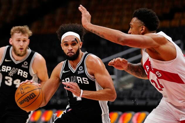 January 4, 2022, Toronto, ON, Canada: San Antonio Spurs guard Derrick White (4) drives around Toronto Raptors centre Khem Birch (24) during second half NBA, Basketball Herren, USA basketball action in Toronto on Tuesday, January 4, 2022. Canada News - January 4, 2022  - ZUMAc35_ 20220104_zaf_c35_055 Copyright: xFrankxGunnx
