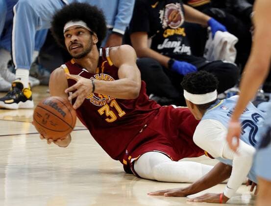 Jarrett Allen (L) of the Cleveland Cavaliers and Jarrett Culver (R) of the Memphis Grizzlies scramble for a loose ball during the NBA, Basketball Herren, USA game between the Cleveland Cavaliers and the Memphis Grizzlies, at Rocket Mortgage Fieldhouse in Cleveland, Ohio, US, 04 January 2022. Memphis Grizzlies at Cleveland Cavaliers !ACHTUNG: NUR REDAKTIONELLE NUTZUNG!  Copyright: xDAVIDxMAXWELLx AME7413 20220105-6f345cae1f7b6e26ae622d4d40c6d5cfa932aa7c