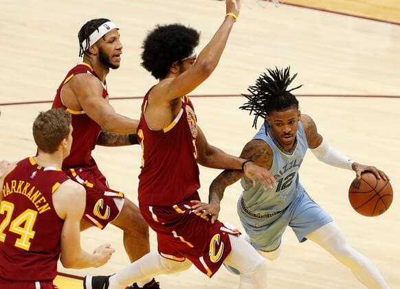 (from left) Cleveland Cavaliers forward Lauri Markkanen of Finland, Cavaliers guard Lamar Stevens, and Cavaliers center Jarrett Allen defend against Ja Morant of the Memphis Grizzlies, during the NBA, Basketball Herren, USA game between the Cleveland Cavaliers and the Memphis Grizzlies, at Rocket Mortgage Fieldhouse in Cleveland, Ohio, US, 04 January 2022. Memphis Grizzlies at Cleveland Cavaliers !ACHTUNG: NUR REDAKTIONELLE NUTZUNG!  Copyright: xDAVIDxMAXWELLx AME7419 20220105-488f4a205e6ad2620068e600d05fabc75cd9167a