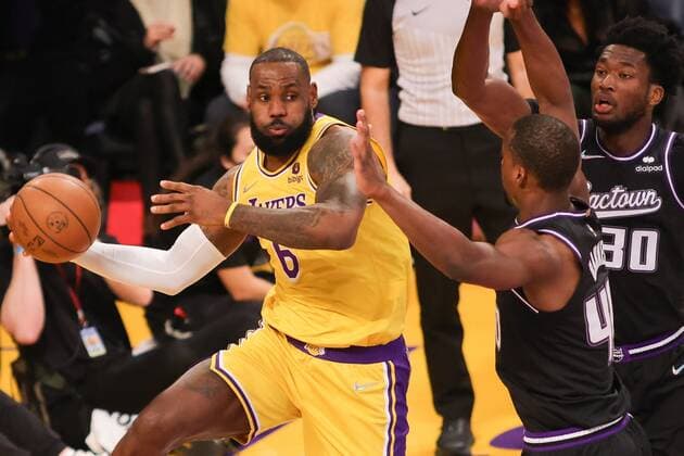 LeBron James 6 of the LA Lakers passes the ball as he is guarded by two defenders, Harrison Barnes 40 and Damian Jones 30 of the Sacramento Kings during a NBA, Basketball Herren, USA basketball game, at Crypto.com Arena in Los Angeles, 4 January 2022. Los Angeles Lakers vs Sacramento Kings !ACHTUNG: NUR REDAKTIONELLE NUTZUNG!  Copyright: xPHILLIPxKIMx AME7453 20220105-f83a3e76ee8d6d26b12b693871f66352f0cab06b