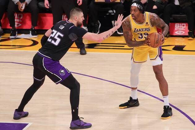 Dwight Howard 49 of the LA Lakers is guarded by Alex Len 25 of the Sacramento Kings during a NBA, Basketball Herren, USA basketball game, at Crypto.com Arena in Los Angeles, 4 January 2022. Los Angeles Lakers vs Sacramento Kings !ACHTUNG: NUR REDAKTIONELLE NUTZUNG!  Copyright: xPHILLIPxKIMx AME7462 20220105-0d2b72fc1e1a4473a0abd64d02fc5592b4cd2bdd