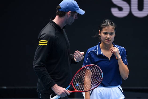 TENNIS MELBOURNE SUMMER SET, Emma Raducanu (right) of Britain looks on during a practice session on Day 3 of the Melbourne Summer Set tennis tournament at Melbourne Park in Melbourne, Wednesday, January 5, 2022. ( NO ARCHIVING, EDITORIAL USE ONLY, NO USE IN BOOKS WITHOUT CONSENT MELBOURNE VIC AUSTRALIA  Copyright: xJAMESxROSSx 0146944286st