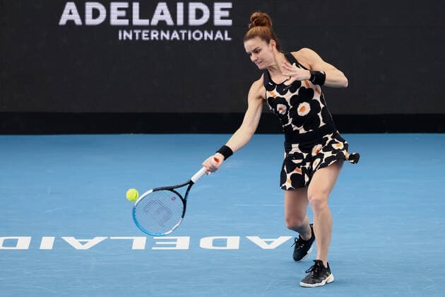 ADELAIDE, AUSTRALIA - JANUARY 05: Maria Sakkari of Greece hits a forehand during the WTA, Tennis Damen singles match between Shelby Rogers of United States and Maria Sakkari of Greece on day three of the Adelaide International tennis tournament at Memorial Drive on January 05, 2022 in Adelaide, Australia. (Photo by Peter Mundy Speed Media Icon Sportswire) TENNIS: JAN 05 Adelaide International Icon220105087