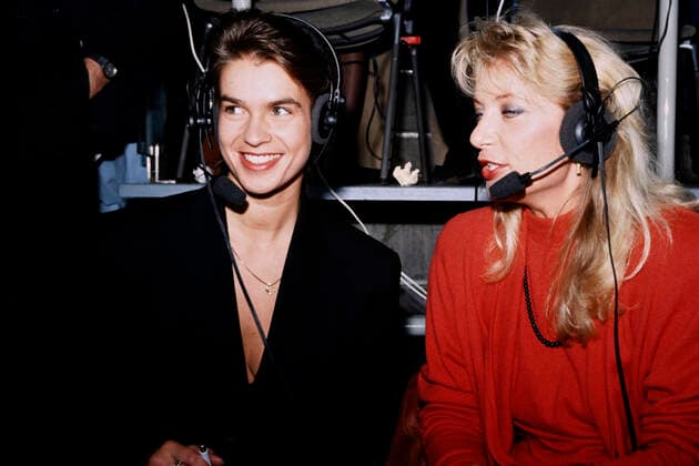 WITT Katarina Olympiasiegerin als TV Fernsehen Kommentatorin auf der Pressetribuehne mit ZDF Moderatorin GEHRKE Christa am 17. 02.1992 in Albertville Olympische Winterspiele in Albertville 1992 *** WITT Katarina Olympic champion as TV commentator on the press stage with ZDF presenter GEHRKE Christa on 17 02 1992 in Albertville Olympic Winter Games in Albertville 1992