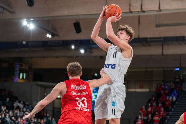 Maik Kotsar (Hamburg Towers 11) wirft Hamburg Towers vs. ALBA Berlin, Basketball, Bundesliga, Hauptrunde, Spieltag 12, Saison 2021 2022, 05.01.2022 Marcel von Fehrn Hamburg Towers vs. ALBA Berlin, Basketball, Bundesliga, Hauptrunde, Spieltag 12, Saison 2021 2022, 05.01.2022 Hamburg Copyright: xEibnerxPressefoto MarcelxvonxFehrnx EP_MFN
