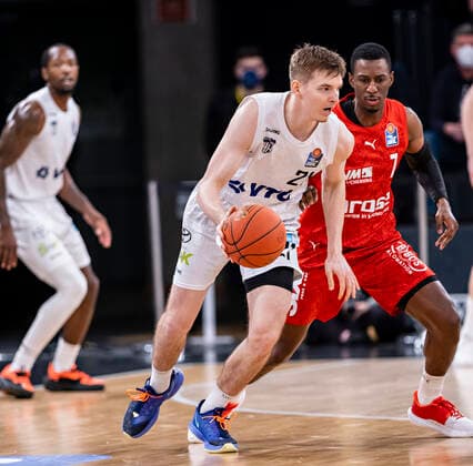 Justus Hollatz (Towers), Shannon Scott (Brose) easyCredit BBL, Basketball Bundesliga, 1.Liga, Saison 2021 2022, 12. Spieltag 05.01.22, Hamburg, Hamburg Towers vs. Brose Bamberg, Â