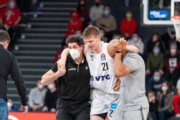 Justus Hollatz (Hamburg Towers 21) muss verletzt aus dem Spiel Hamburg Towers vs. ALBA Berlin, Basketball, Bundesliga, Hauptrunde, Spieltag 12, Saison 2021 2022, 05.01.2022 Marcel von Fehrn Hamburg Towers vs. ALBA Berlin, Basketball, Bundesliga, Hauptrunde, Spieltag 12, Saison 2021 2022, 05.01.2022 Hamburg Copyright: xEibnerxPressefoto MarcelxvonxFehrnx EP_MFN