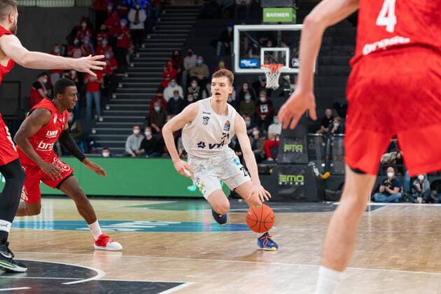 Justus Hollatz (Hamburg Towers 21) kaempft sich durch Hamburg Towers vs. ALBA Berlin, Basketball, Bundesliga, Hauptrunde, Spieltag 12, Saison 2021 2022, 05.01.2022 Marcel von Fehrn Hamburg Towers vs. ALBA Berlin, Basketball, Bundesliga, Hauptrunde, Spieltag 12, Saison 2021 2022, 05.01.2022 Hamburg Copyright: xEibnerxPressefoto MarcelxvonxFehrnx EP_MFN