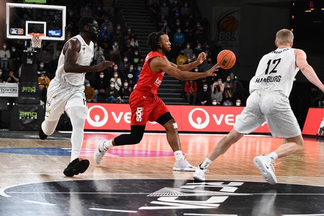 Basketball I Herren I Saison 2021-2022 I Bundesliga I 12. Spieltag I Hamburg Towers - brose bamberg I 05.01.2022 Akil Mitchell (8, brose bamberg) gegen Eddy Edigin ( 17, Center, Hamburg Towers) Hamburg edel-optics.de Arena Hamburg Deutschland Copyright: xLobeca AndreasxHannigx