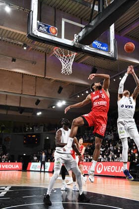 Basketball I Herren I Saison 2021-2022 I Bundesliga I 12. Spieltag I Hamburg Towers - brose bamberg I 05.01.2022 Kenneth Ogbe (25, brose bamberg) gegen Caleb Homesley ( 5, Shooting Guard, Hamburg Towers) Hamburg edel-optics.de Arena Hamburg Deutschland Copyright: xLobeca AndreasxHannigx