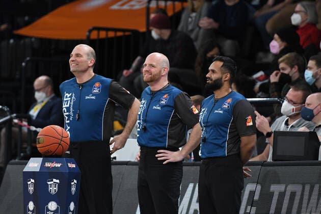 Basketball I Herren I Saison 2021-2022 I Bundesliga I 12. Spieltag I Hamburg Towers - brose bamberg I 05.01.2022 Schiedsgericht Hamburg edel-optics.de Arena Hamburg Deutschland Copyright: xLobeca AndreasxHannigx