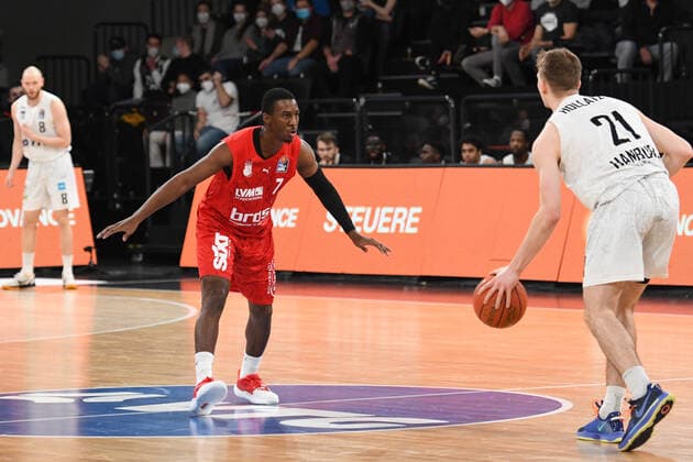 Basketball I Herren I Saison 2021-2022 I Bundesliga I 12. Spieltag I Hamburg Towers - brose bamberg I 05.01.2022 Shannon Scott (7, brose bamberg) defence gegen Justus Hollatz ( 21, Point Guard, Hamburg Towers) Hamburg edel-optics.de Arena Hamburg Deutschland Copyright: xLobeca AndreasxHannigx