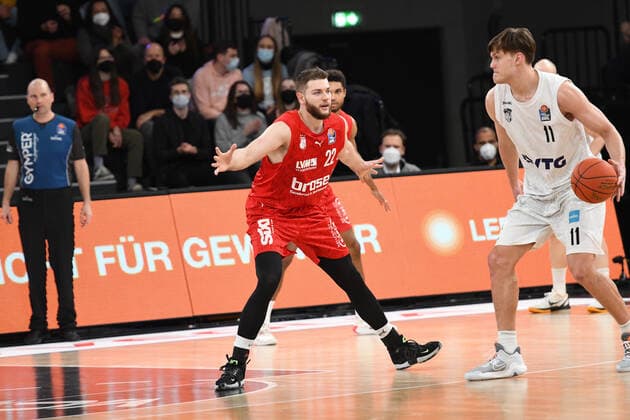 Basketball I Herren I Saison 2021-2022 I Bundesliga I 12. Spieltag I Hamburg Towers - brose bamberg I 05.01.2022 Martinas Geben (22, brose bamberg) gegen Maik Kotsar ( 11, Center, Hamburg Towers) Hamburg edel-optics.de Arena Hamburg Deutschland Copyright: xLobeca AndreasxHannigx