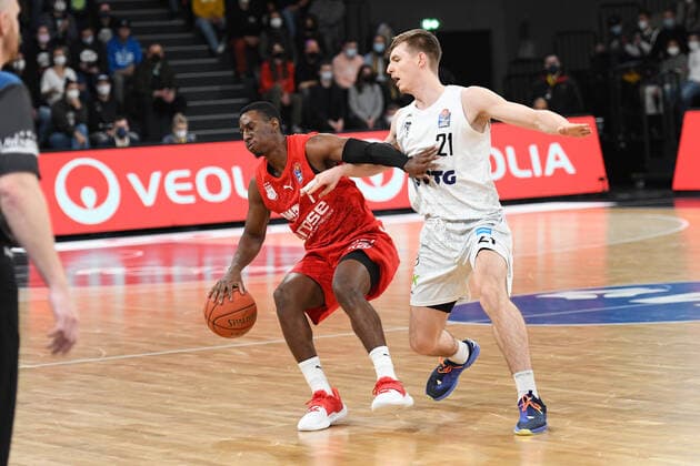 Basketball I Herren I Saison 2021-2022 I Bundesliga I 12. Spieltag I Hamburg Towers - brose bamberg I 05.01.2022 Shannon Scott (7, brose bamberg) gegen Justus Hollatz ( 21, Point Guard, Hamburg Towers) Hamburg edel-optics.de Arena Hamburg Deutschland Copyright: xLobeca AndreasxHannigx