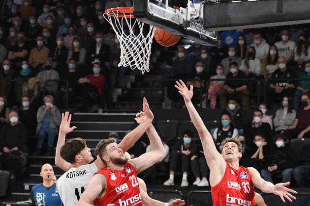 Basketball I Herren I Saison 2021-2022 I Bundesliga I 12. Spieltag I Hamburg Towers - brose bamberg I 05.01.2022 Martinas Geben (22, brose bamberg) und Patrick Heckmann (33, brose bamberg) unter dem Korb gegen Maik Kotsar ( 11, Center, Hamburg Towers) Hamburg edel-optics.de Arena Hamburg Deutschland Copyright: xLobeca AndreasxHannigx