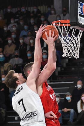 Basketball I Herren I Saison 2021-2022 I Bundesliga I 12. Spieltag I Hamburg Towers - brose bamberg I 05.01.2022 Lukas Meisner ( 7, Small Forward, Hamburg Towers) gegen Martinas Geben (22, brose bamberg) Hamburg edel-optics.de Arena Hamburg Deutschland Copyright: xLobeca AndreasxHannigx