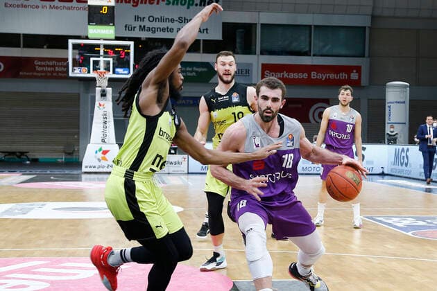 2. Spieltag der easyCredit BBL Basketball Bundesliga in der Oberfrankenhalle in Bayreuth Saison 2021-2022 Medi Bayreuth gegen BG Göttingen Marcus Thornton ( Medi Bayreuth) -3- links Harper Kamp (BG Göttingen) -18- rechts